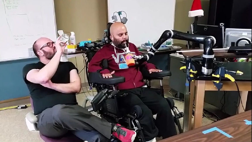 Имплант в мозъка позволява на парализиран американец да контролира механична ръка (видео)
