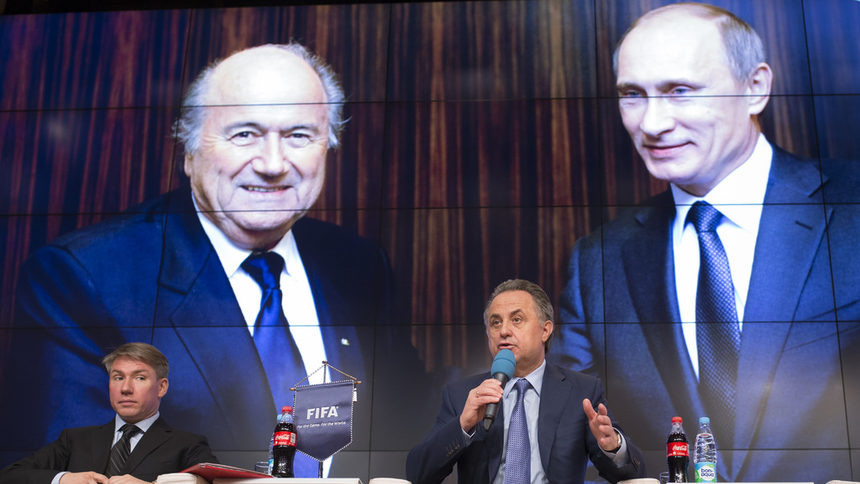 По-рано днес руският министър на спорта Виталий Мутко (с микрофона) обяви, че арестите във ФИФА нямат нищо общо с домакинството на Русия