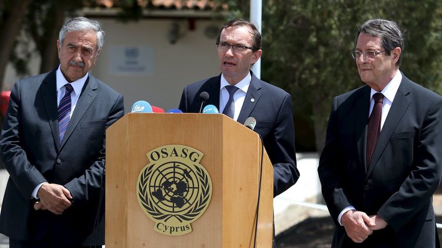 В четвъртък президентите на Кипър Никос Анастасиадис (вдясно) и на Севернокипърската турска република Мустафа Акънджъ се срещнаха за втори път след възобновяването на мирните преговори по-рано този месец. В средата е пратеникът на ООН Еспен Барт Айде.