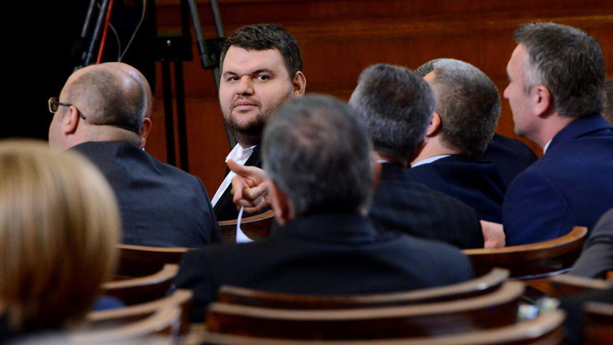 Съдът: Информацията по колко дела е работил Пеевски може да накърни авторитета му (допълнена)