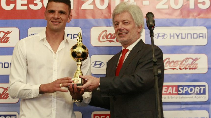 Наградата на АБФ за цялостен принос бе връчена на Илиев от президента на ПФЛ Валентин Михов