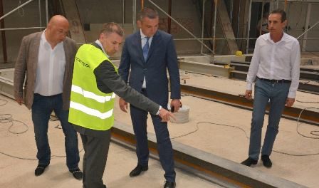Министърът на младежта и спорта Красен Кралев и кметът на Варна Иван Портних направиха проверка как тече ремонтът на залата<br />
