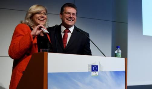 Европейският комисар за регионалното развитие Корина Крецу и зам.-председателят на Европейската комисия Марош Шефчович на откриването на CITIES Forum 2015 г.