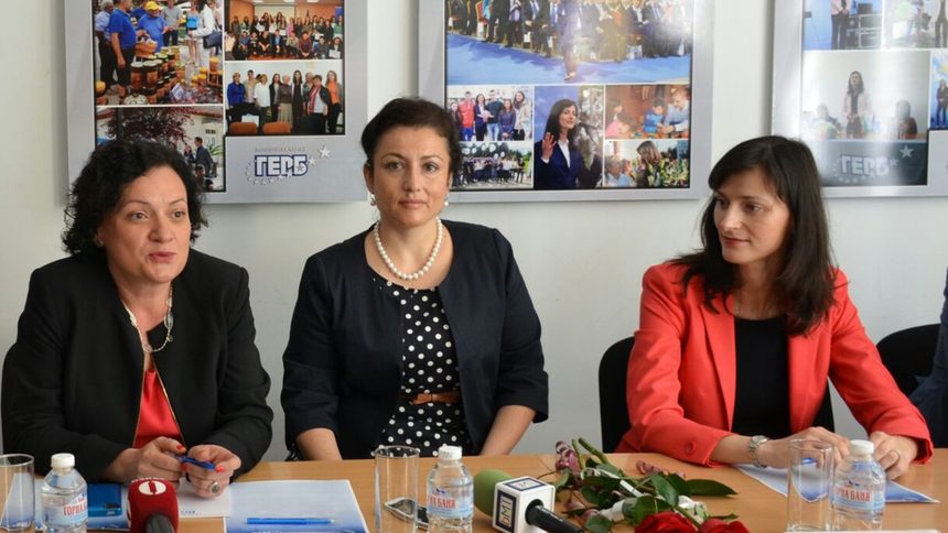 Земеделският министър Десислава Танева (в средата) на дискусията, заедно с колегата си Ивелина Василева (вляво) и евродепутата Мария Габриел