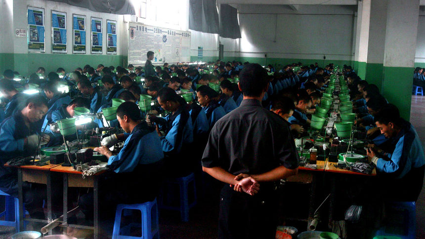 Възстановяващи се наркомани работят във фабрика в рехабилитационен център в южната провинция Юнан, която граничи със "Златния триъгълник".