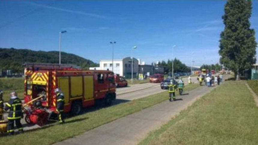 Мъж беше обезглавен при нападение над фабрика в Южна Франция (обновена)