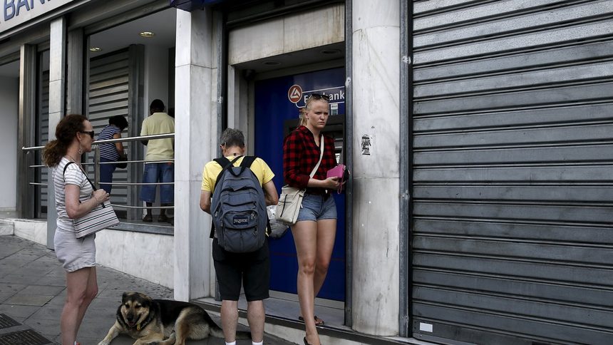 Германия предупреди туристите си в Гърция да се запасят с пари в брой, защото може да чакат на дълги опашки пред банкоматите и на края в тях да са свършили парите.