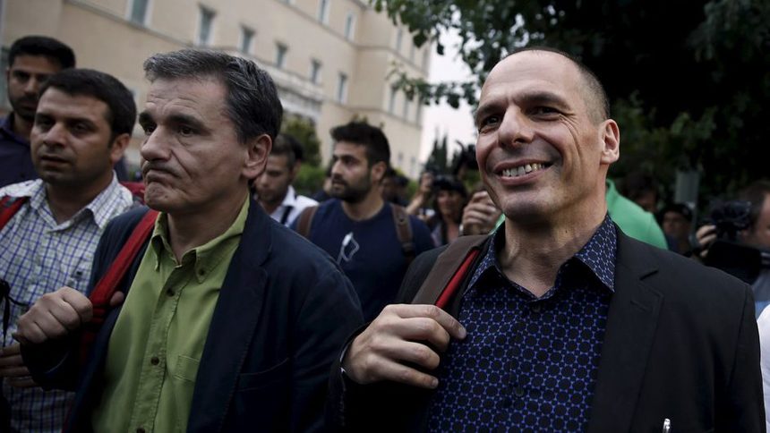 Варуфакис (вдясно) с главния преговарящ Евклид Цакатолос в събота, когато парламентът реши да има референдум за или против предложенията на кредиторите към правителството.