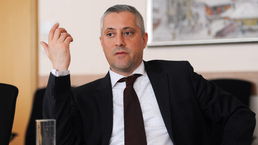 Притесненията за бъдещето на ВМЗ-Сопот идват от незнание, смята министър Лукарски