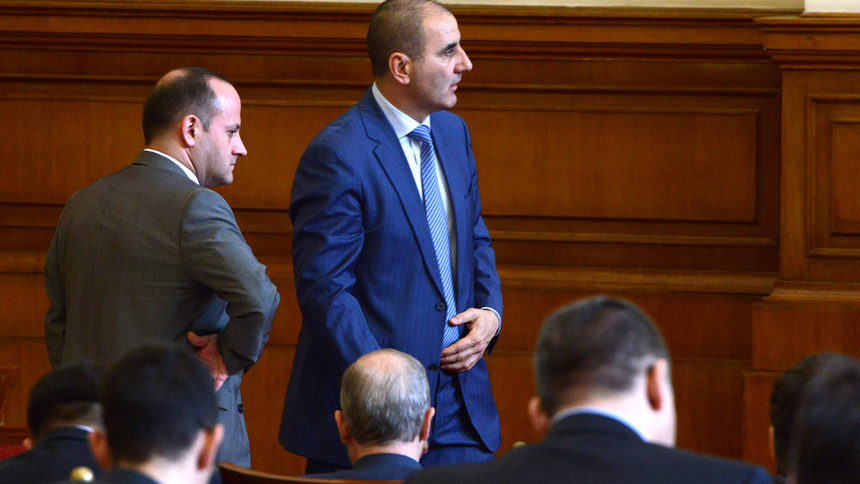 Председателят на групата на ГЕРБ Цветан Цветанов пак заяви днес, че след позицията на "Реформаторския блок", че няма да застане зад План Б на промените в Конституцията, утре в парламента ще се гласува първоначалният вариант, въпреки че той няма шанс да бъде приет