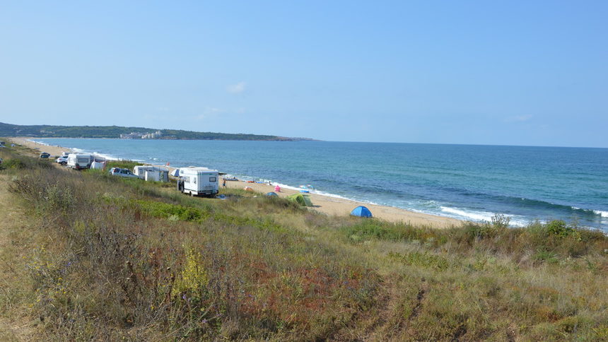 С началото на активния летен сезон десетки български и чужди туристи разполагаха палатките, караваните и кемперите си на плажа