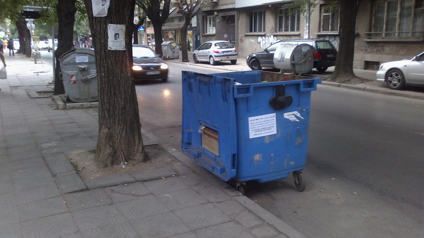 Ето и друг пример - от същата улица, която не е много широка , но за сметка на това се препречва от това изделие за разделно събиране на отпадъци.