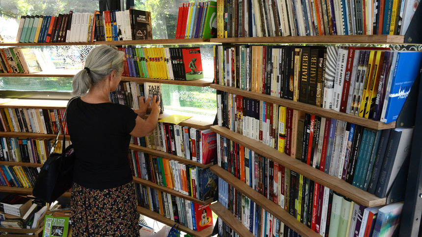 Повече от половината българи не четат книги (графика)