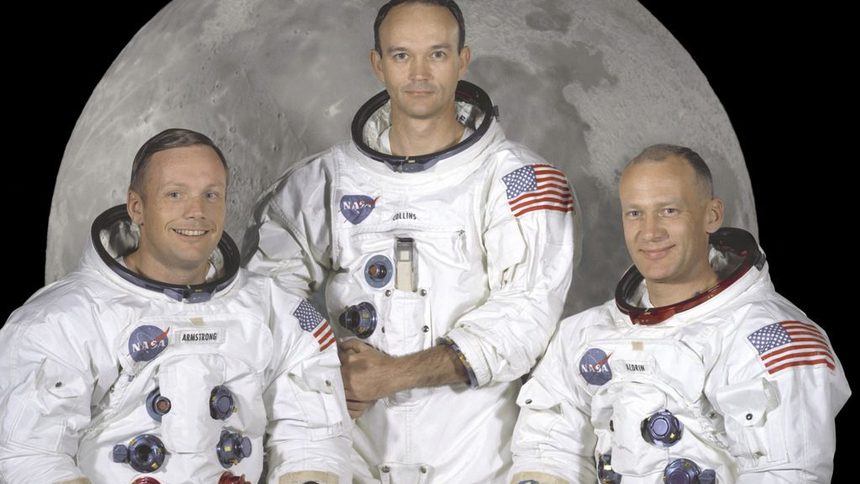 Екипажът на Apollo 11: командирът на мисията Нийл Армстронг (в ляво), Едуин "Бъз" Олдрин - пилот на лунния модул (в дясно) и Майкъл Колинс, пилот на командния модул.