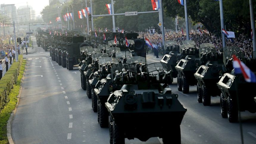 Десетки хиляди се стекоха да наблюдават първия от 20 години насам военен парад в Загреб.