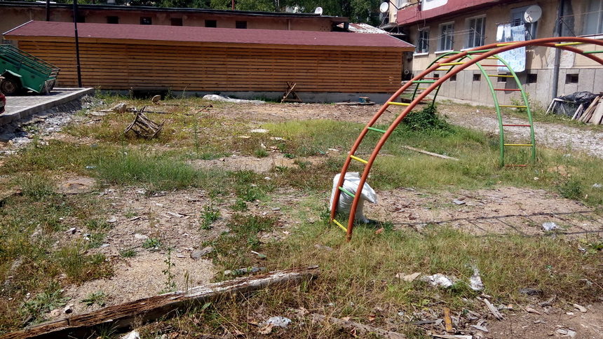 Жители на Лъки обвиняват кмета, че унищожава детските площадки