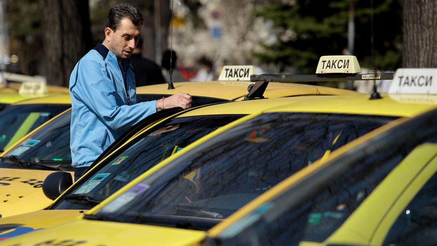 Такси "Максим" ще следи шофьорите си за злоупотреби и "помпи"