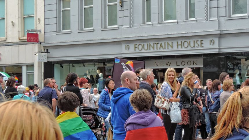 Фестивалът се провежда от 24 юли до 2 август и представя над 80 събития, подчертаващи творчеството, изкуствата, историята, културата, мненията и всекидневния живот на гей общността в Белфаст.