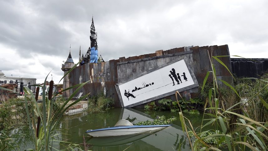 Банкси разглобява "увеселителния" си парк Dismaland в помощ на бежанците
