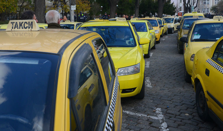 Половината таксиметрови шофьори не връщат ресто, ако не си го поискаш, установи проучване