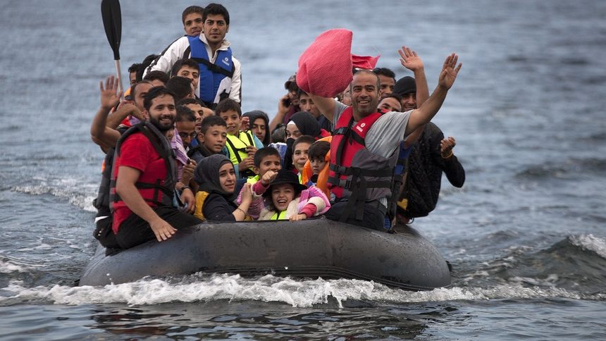 Мигранти и бежанци са приветствани при пристигането си на гръцкия остров Лесбос.