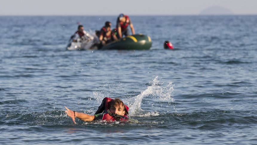 Имигранти пристигат на гръцкия остров Кош, след като са прекосили морето от Турция в гумената си лодка.
