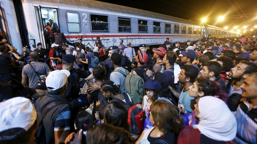 Хиляди имигранти щурмуват влак в Хърватия.