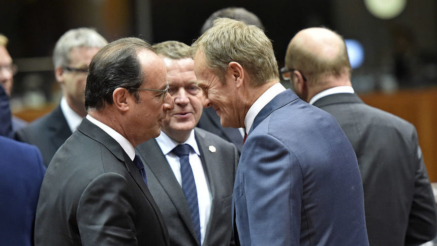 Председателят на Европейския съвет Доналд Туск поздравява президента на Франция Франсоа Оланд по време на извънредната среща на върха на ЕС в сряда.