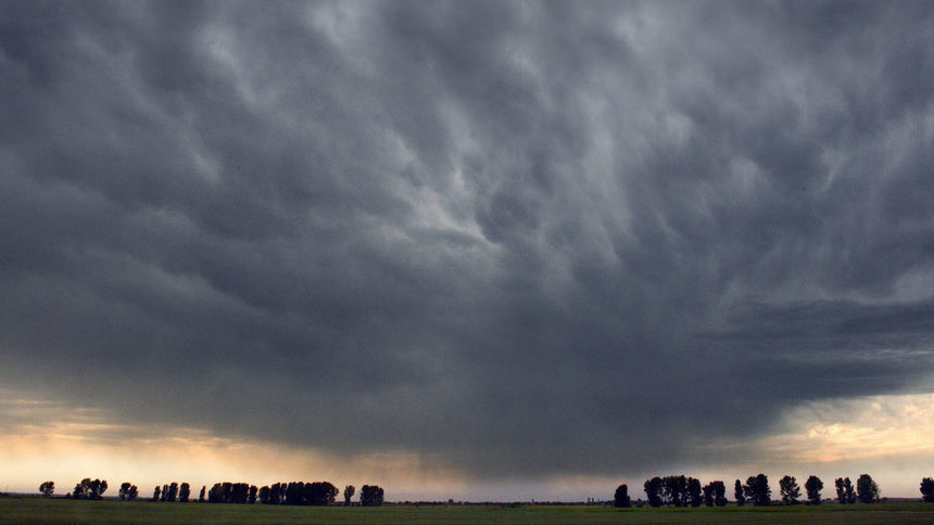 Червен код за дъжд и вятър е обявен в Бургаско, предупреждения има за още 14 области