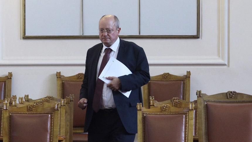 Долу и вън партиите от академиите, призова Тодор Танев