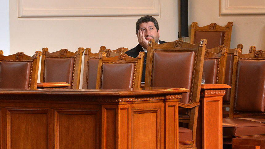 Министърът на правосъдието Христо Иванов по време на гласуването на първо четене в парламента на промените в Конституцията.