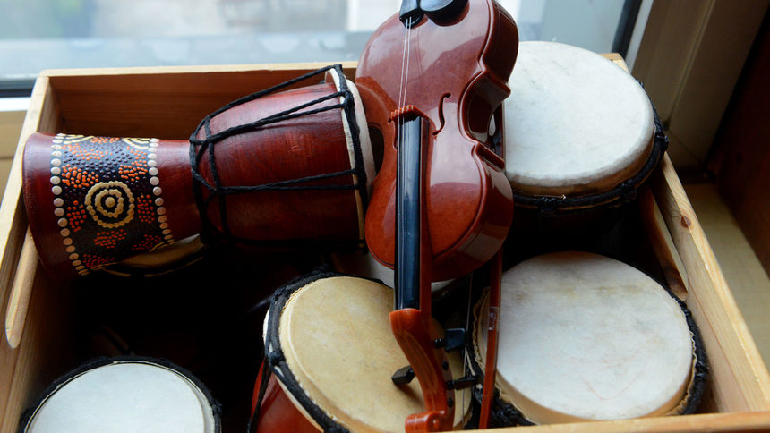 Правата за музика в заведенията поевтиняват с 25% в опит за намаляване на огромния сив сектор