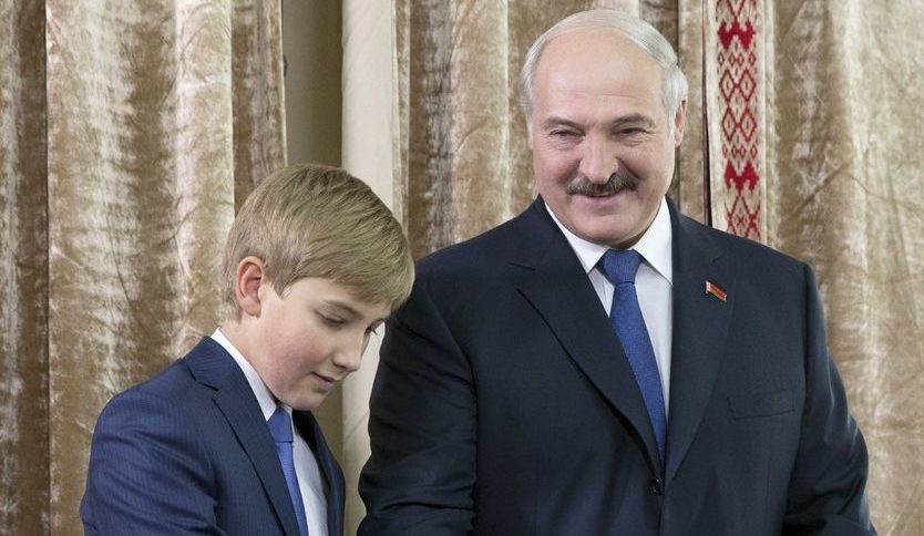 Лукашенко гласува със сина си Николай, който напоследък съпровожда президента и на международни пътувания.