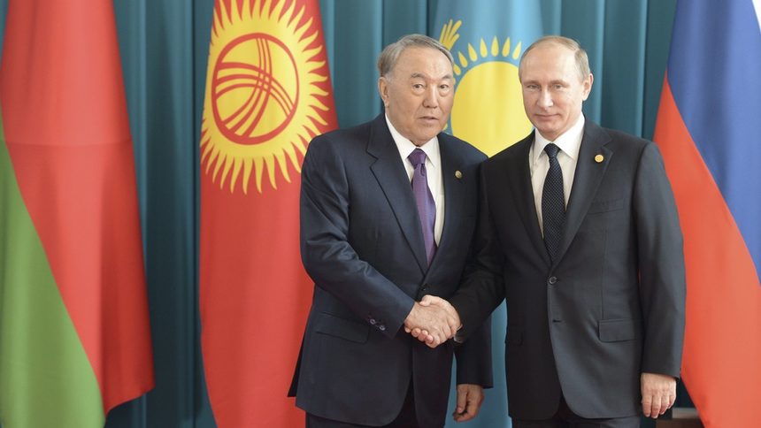 Президентът на Казахстан Нурсултан Назарбаев с руския си колега Владимир Путин. Казахстан е домакин на срещата на ОНД.