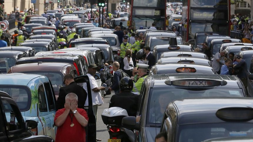 Шофьорите на традиционните таксита организираха големи протести в Лондон.