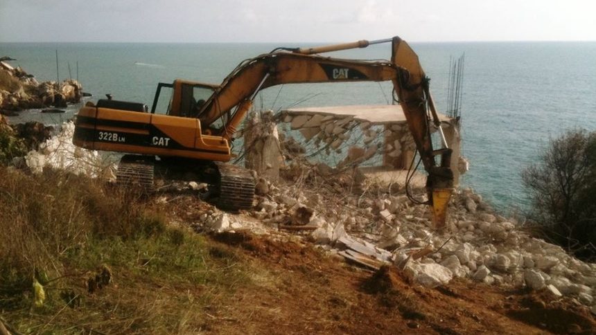 Досега в България има само два известни случая на съборени незаконни сгради на морския бряг - <a href="https://www.dnevnik.bg/bulgaria/2010/05/27/907484_dnsk_razporedi_razrushavaneto_na_zlatna_perla/" target="_blank">"Златната перла"</a> в Странджа и <a href="https://www.dnevnik.bg/zelen/stil_na_jivot/2015/10/19/2631774_investitorite_razrushavat_betona_na_iailata/" target="_blank">"рибарската хижа" на Камен бряг</a> (на снимката).