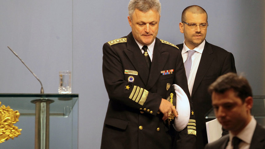На тази снимка, още като вицеадмирал, най-вляво, е Пламен Манушев заедно с бившия главен секретар на МВР Калин георгиев и бившият енергиен министър Делян Добрев.<br />