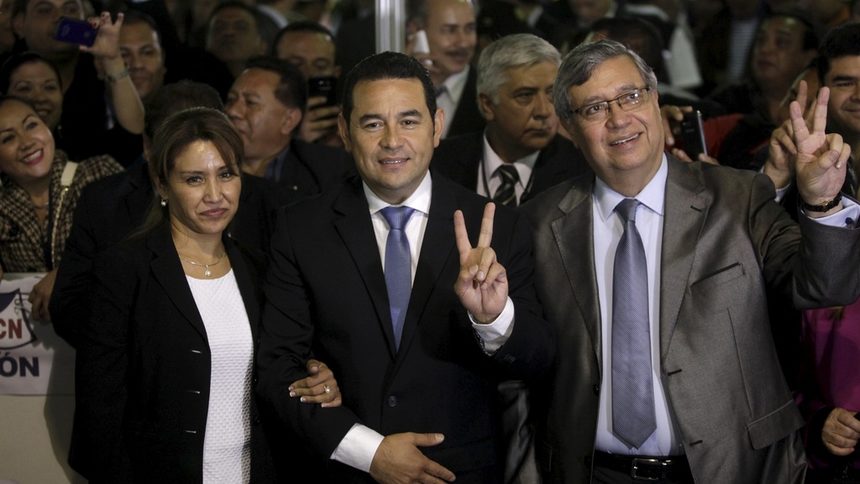 Джими Моралес със съпругата си Гилда и кандидата за вицепрезидент Яфет Кабрера (вдясно).