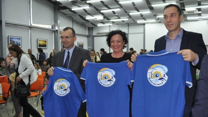 Екоминистърът заедно с кмета на Бургас (вдясно) на отбелязването на Международния ден на Черно море - 31 октомври.