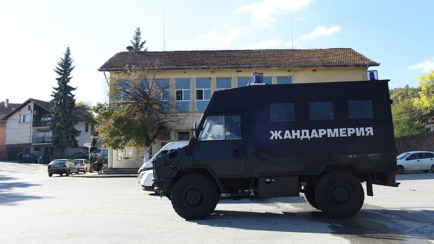 Пред избирателните секции има присъствие на жандармерия.