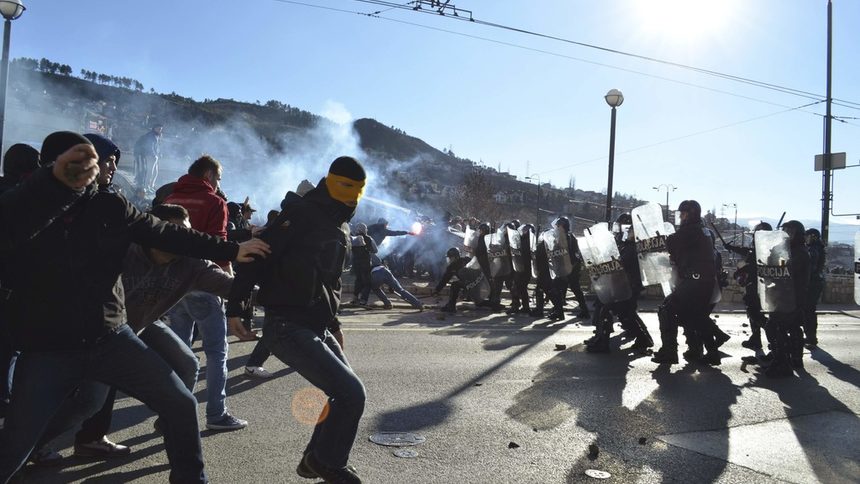 Протестите през 2014 г. показаха колко крехък е редът в Босна и Херцеговина.