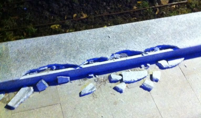 Снимката е правена преди два дни и показва една от новите дълги рампи за слизане с колело или детска количка. Тази се намира по пътя към Моста на влюбените, до множеството малки пилони. Причината е може би карането на колела и бордове по тях, но това е трябвало да се предвиди.