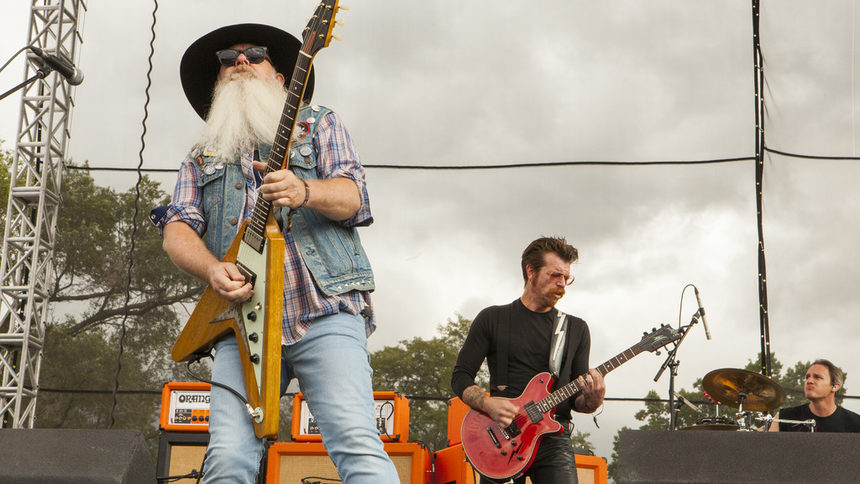 Кои са Eagles of Death Metal - групата от злощастната нощ в "Батаклан"