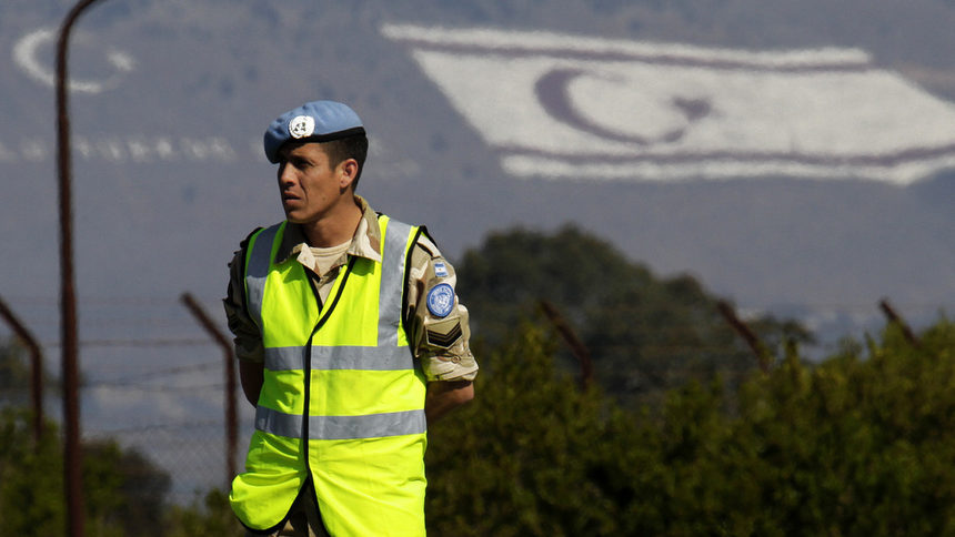 Войник на ООН охранява границата между турската и гръцката част на Кипър.