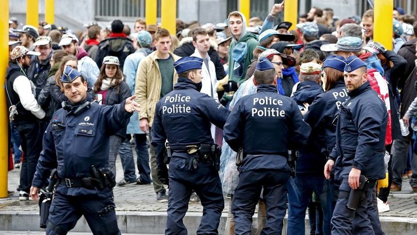 Полицията ескортира студенти, събрали се в чест на празника на светията, патрон на брюкселски университет.