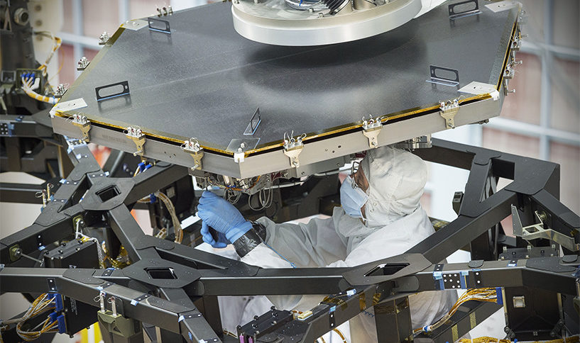 НАСА инсталира първото огледало на наследника на "Хъбъл"
