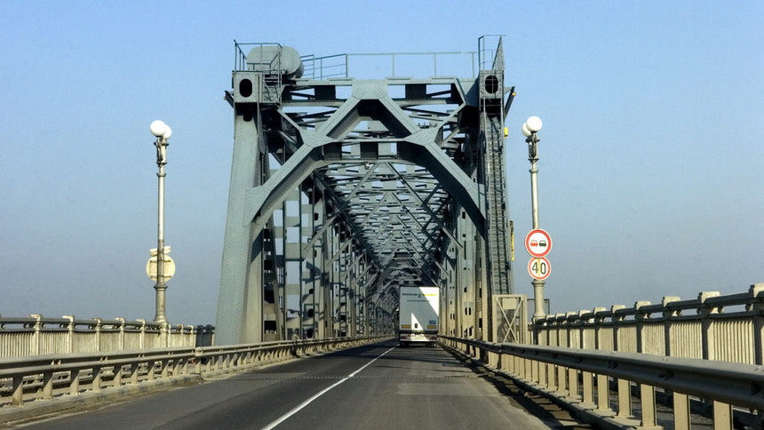 Шофьорите на камиони вече няма да плащат в брой таксите на "Дунав мост"