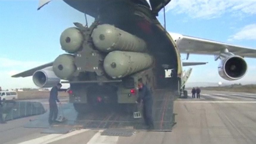 Русия изпрати ракетната система за въздушна отбрана S-400 в Сирия след свалянето на неин самолет от турските сили.