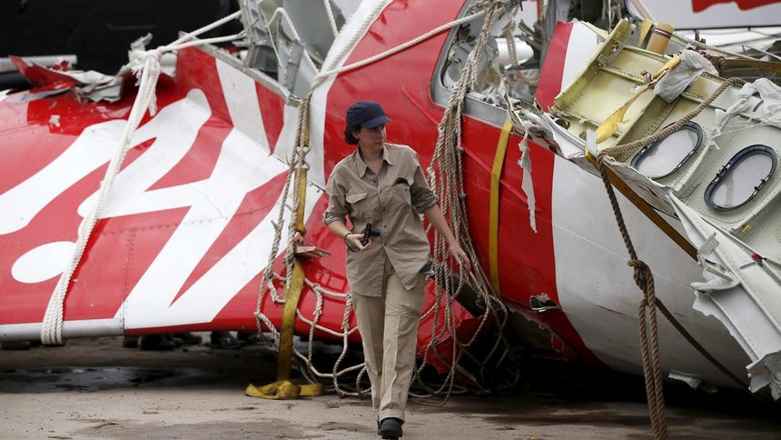 Дефектна част е причинила катастрофата на полета на AirAsia в Яванско море