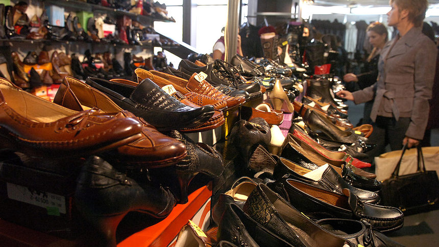 Продажбите на дребно с текстил, облекло, обувки и кожени изделия спадат с 6.7% през месеца.